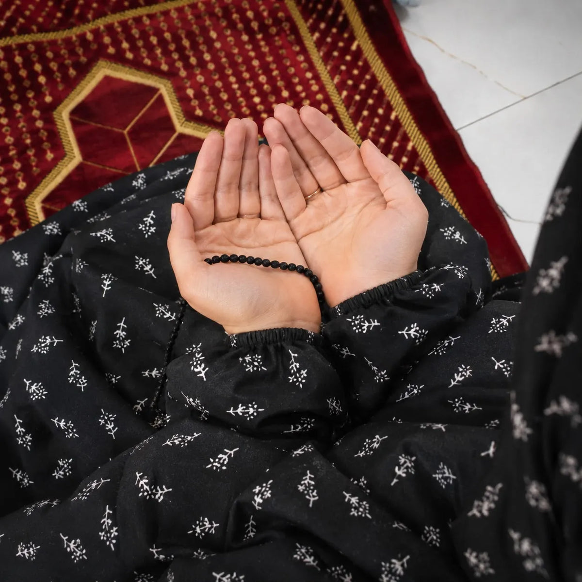 Namaz Chaddar With Sleeves  -  Black Chaddar